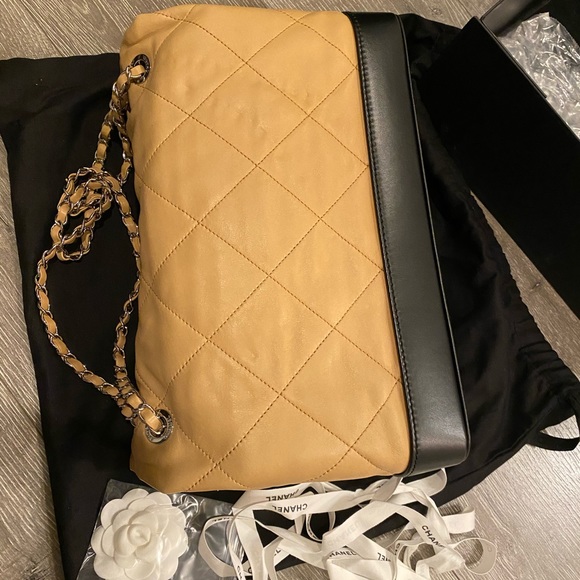 PRISTINE💯CHANEL GORGEOUS QUILTED LAMBSKIN MAXI FLAP BAG W/ORGANIZER - Picture 2 of 16